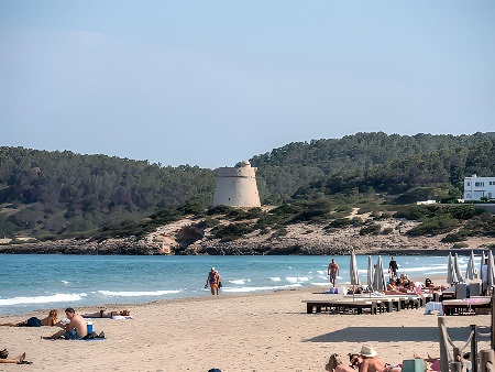 Playa den Bossa con la Torre des Carregador al fondo
