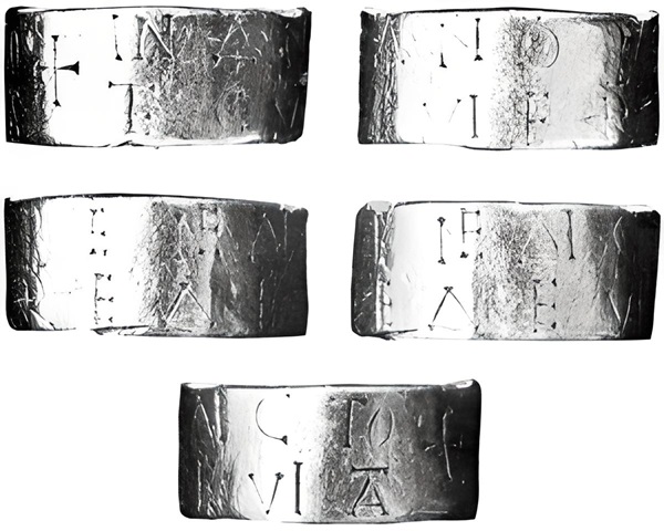 Fragmentos del anillo de plancha de oro encontrado en el yacimiento arqueológico de ca na Marieta, en el Pla de Vila. Extraído de Epigrafía romana de Ebusus