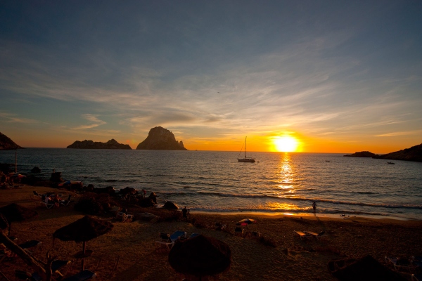 Vista de Cala d'Hort al anochecer