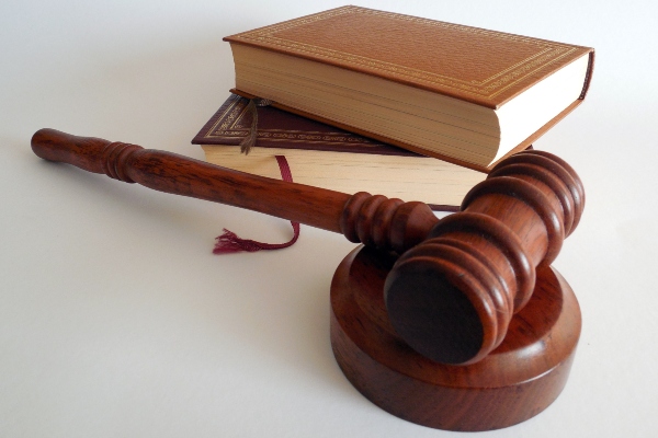 Derecho Foral de Ibiza: Libros y martillo