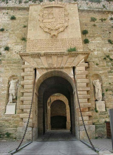 Portal de ses Taules, Murallas de Ibiza