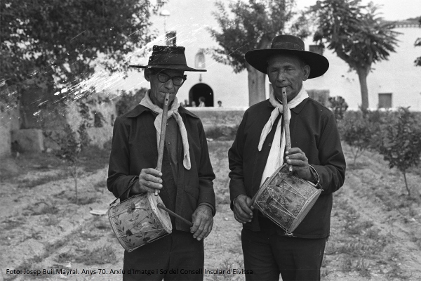 Tocando el tambor y la flauta, instrumentos típicos del folklore de Ibiza