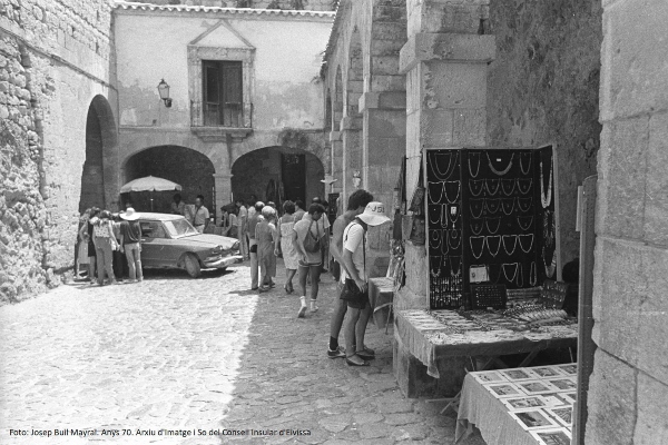 Puestos de artesanía tras el Portal de ses Taules, Ibiza