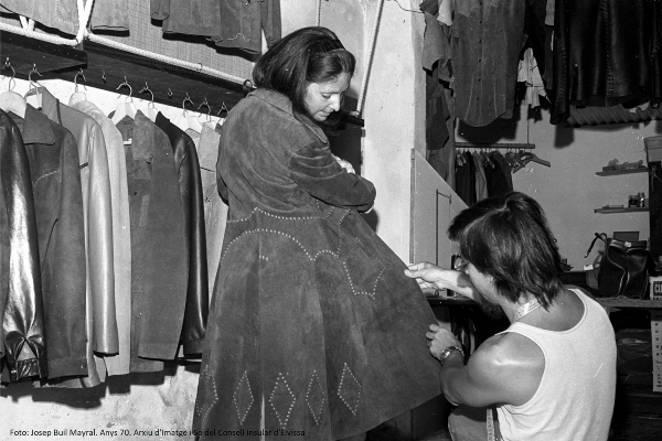 Probándose un vestido en una tienda de Ibiza