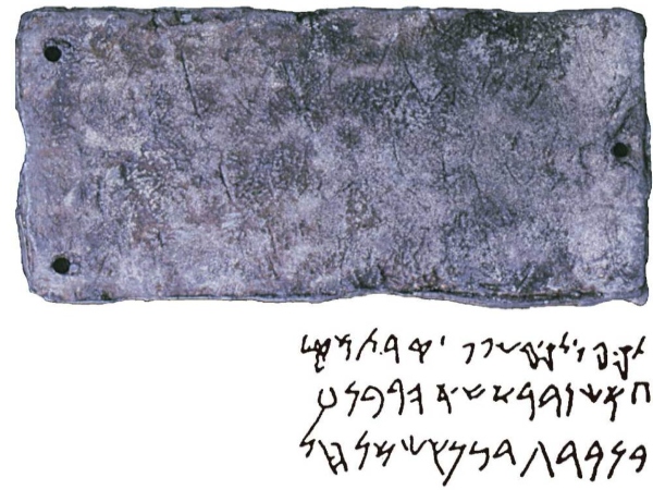Plaquita de bronce encontrada en la cueva de Es Culleram, con una inscripción púnica del s. IV aC