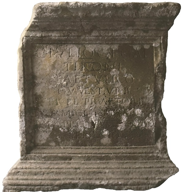 Lápida honorífica del año 107 aC. que había estado situada en la hornacina de la izquierda del portal de ses Taules, y que ahora se encuentra en el Museo Arqueológico de Ibiza