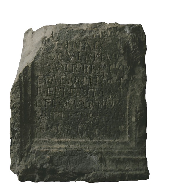 Lápida romana de la hornacina derecha del portal de les Taules