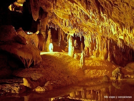 Vista interior de la Cueva de Can Marçà (II)