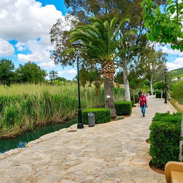 Vista del paseo del Río de Santa Eulalia