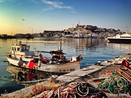 Dalt Vila (Ibiza- Eivissa) y puerto desde el muelle de pescadores