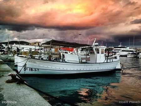 Muelle pescadores de Ibiza con varios llauts atracados