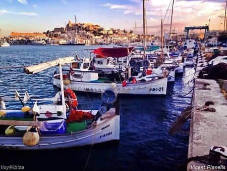 Llauts en el muelle de pescadores de Ibiza. Dalt Vila y Catedral al fondo