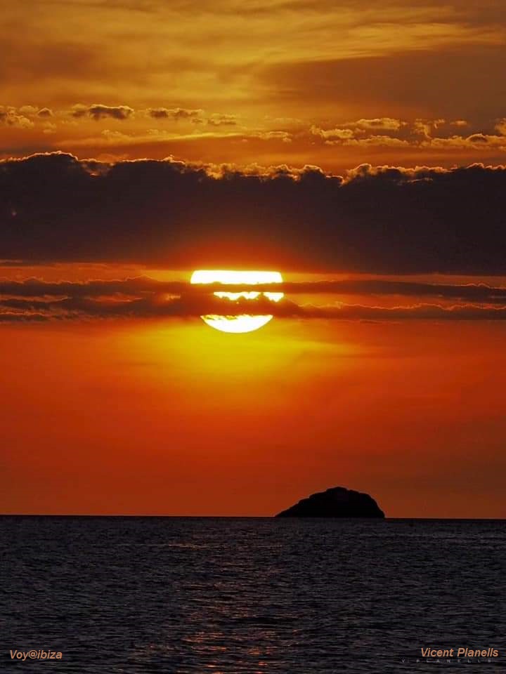Puesta de sol frente an islote