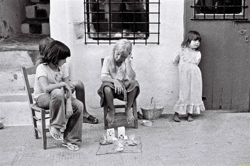 Niños sentados en la calle