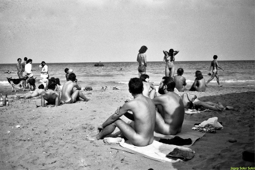 Tomando el sol en Playas nudista de Eivissa