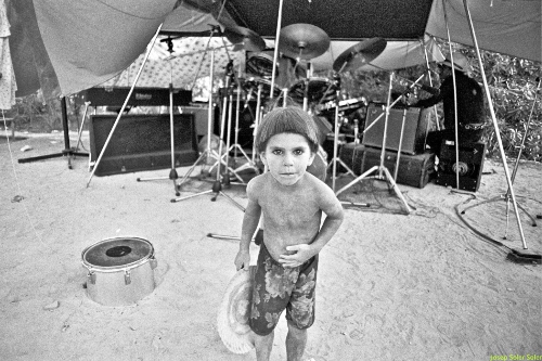 Niño frente batería de música