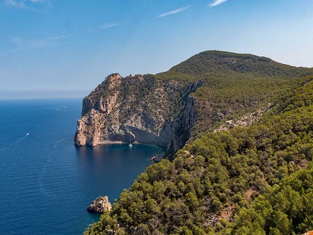 Vista acantilados frente a Sa Penya Esbarrada, Ibiza (Eivissa)