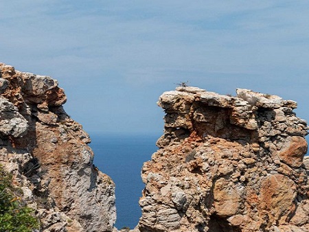 Sa Penya Esbarrada, Ibiza (Eivissa). Vista superior de salientes rocosos