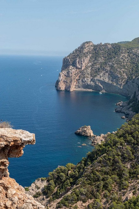 Sa Penya Esbarrada, Ibiza (Eivissa). Abertura entre los macizos rocosos