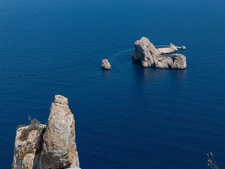 Sa Penya Esbarrada, Ibiza (Eivissa). Visla de los islotes frente al acantilado