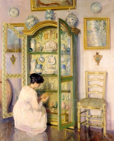 Mujer frente a mueble con porcelana