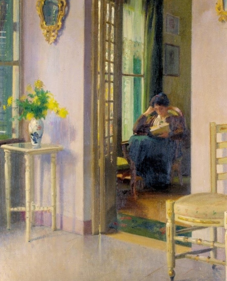 Mujer sentada leyendo junto a la ventana