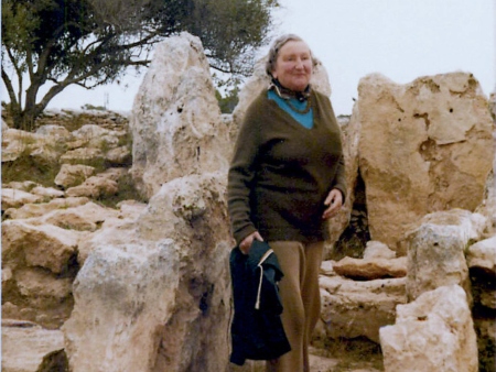 Celia Topp frente al monumento prehistórico de Ca na Costa