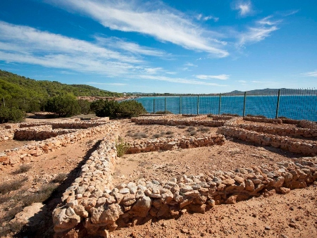Poblado Fenicio de sa Caleta: vista estructura muros