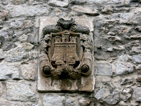Escudo sobre la puerta del edificio de la Universidad de Ibiza (1503)