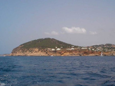 El Puig Pelat visto desde el mar, frente a cala Carbó