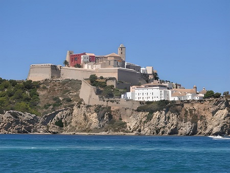 Vista de las murallas y Catedral a la entrada del Puerto de Ibiza
