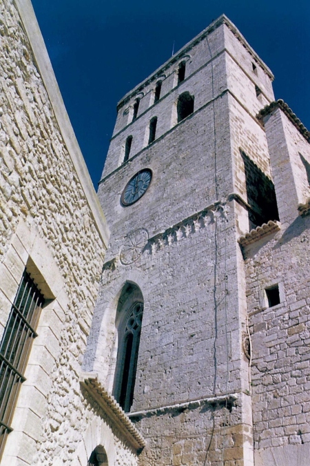 Pared norte del campanario; la torre se levanta sobre la capilla de Sant Pere i Sant Pau