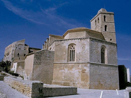 Vista de la Catedral de Ibiza con el Castillo detrás