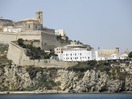 Muralla y Catedral a la entrada del Puerto de Ibiza