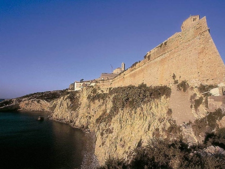 Dalt Vila. El flanco de levante del baluarte de Santa Llúcia, sobre los acantilados de sa Penya