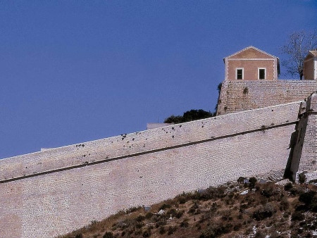 El lienzo de muralla que une los baluartes de Sant Pere o del Portal Nou y el de Sant Jordi
