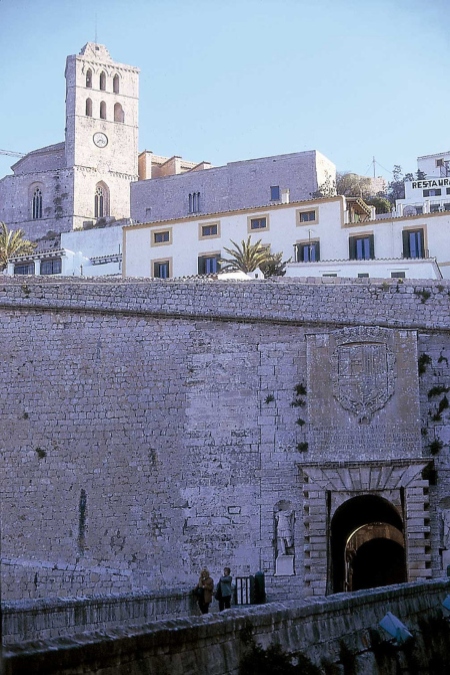 El portal de ses Taules, puerta mayor de la fortificación