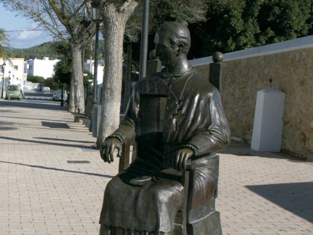 Estauta de Manuel Abad y Lasierra en Sta. Gertrudis (Ibiza)