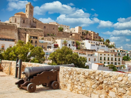 Cañones en la muralla de Ibiza